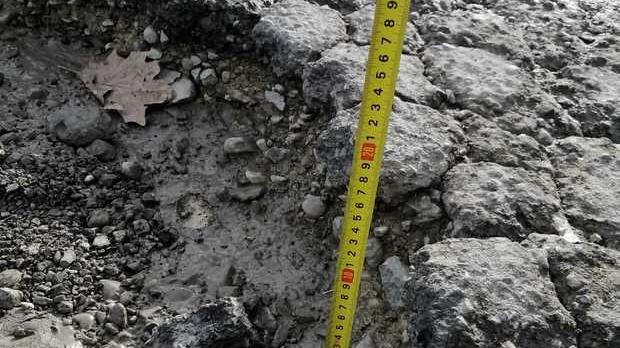 Voragini nella strada “Ecatombe” di auto per chi va nelle aziende