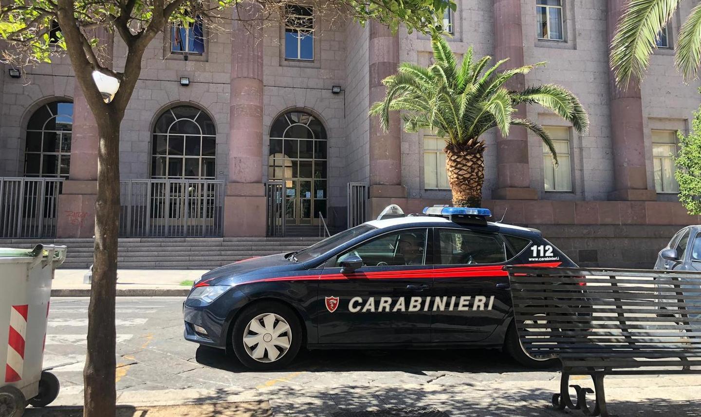 Sassari, rubano vestiti da Cisalfa: fermati all’uscita dai carabinieri 