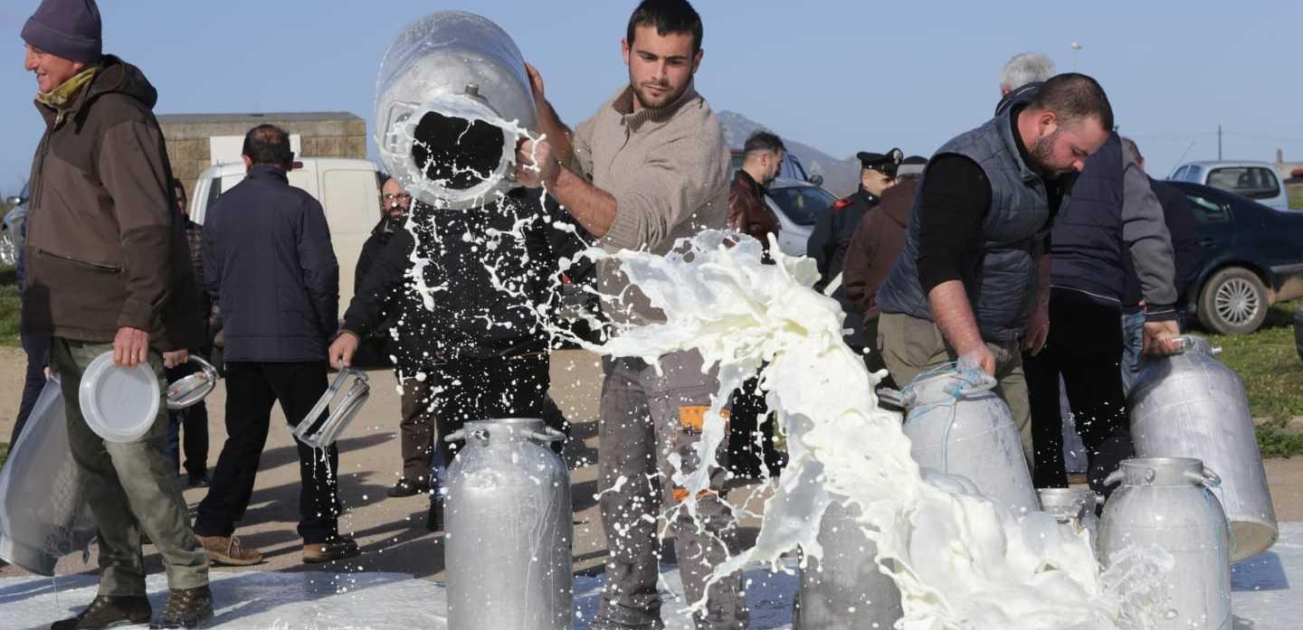 Guerra del latte, i 500 pastori indagati: «Tutti insieme in aula» 