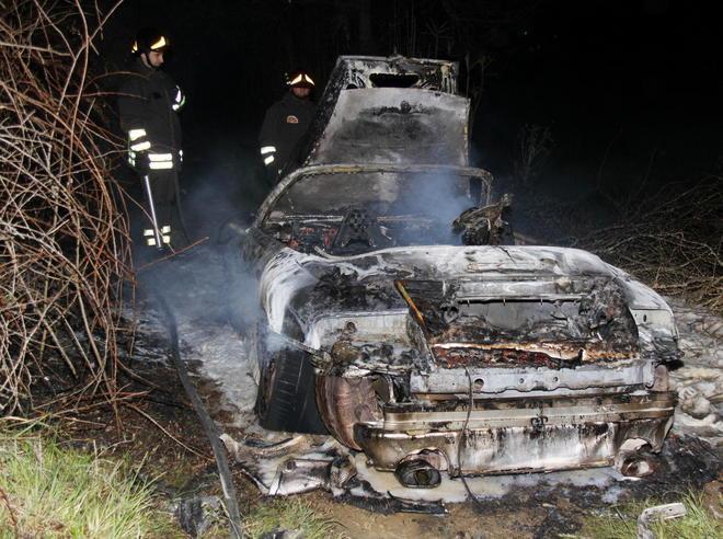 Rubano una Porsche e poi la incendiano 