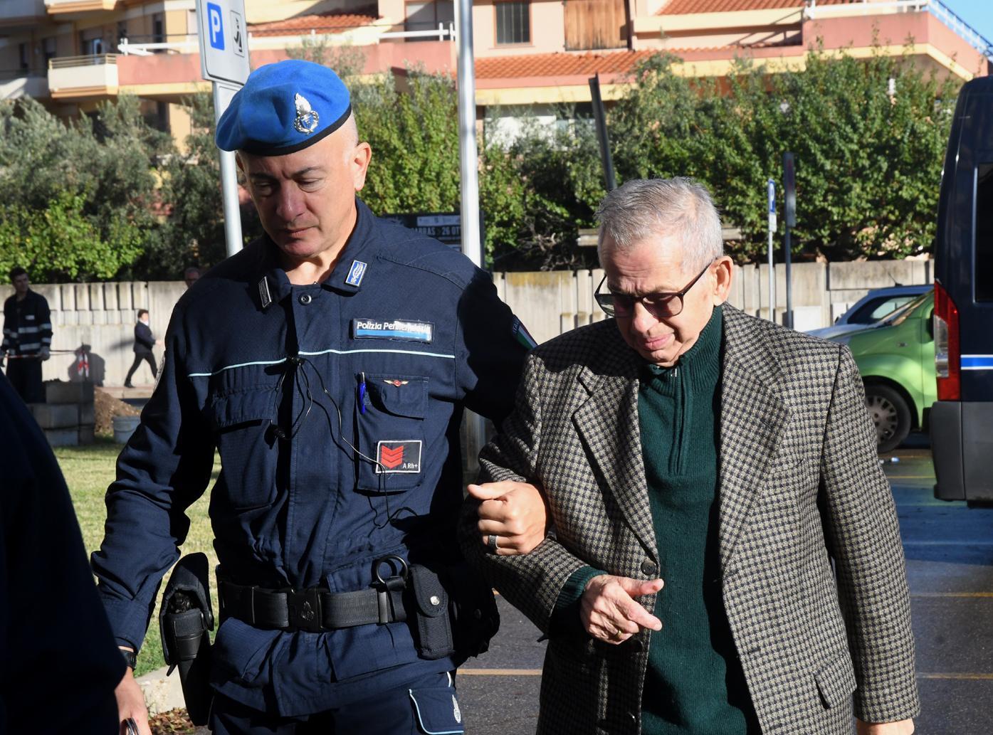 Giovanni Perria con un agente di polizia penitenziaria