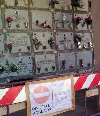 Impossibile portare un fiore sulle tombe 