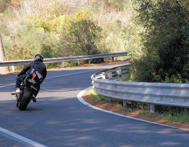Moto lanciate a tutto gas fra i tornanti del Foro 