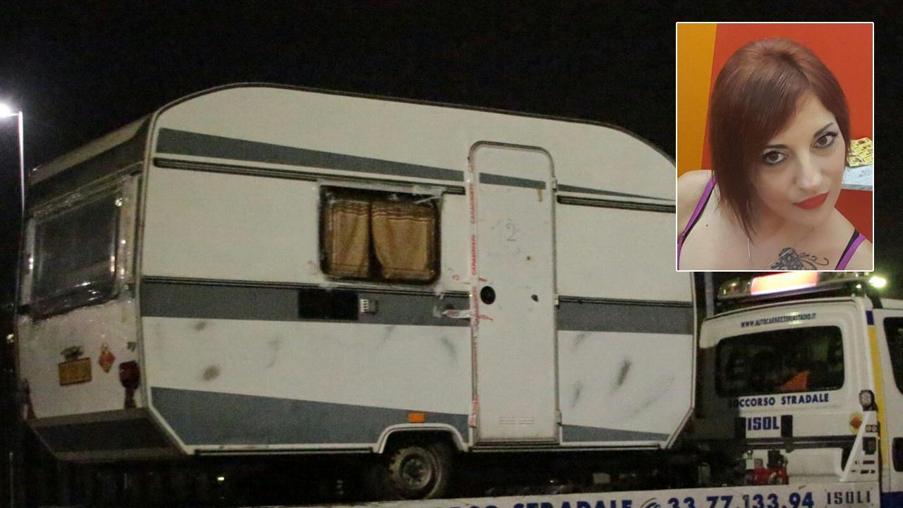 La vittima e la roulotte dove è stata trovata morta