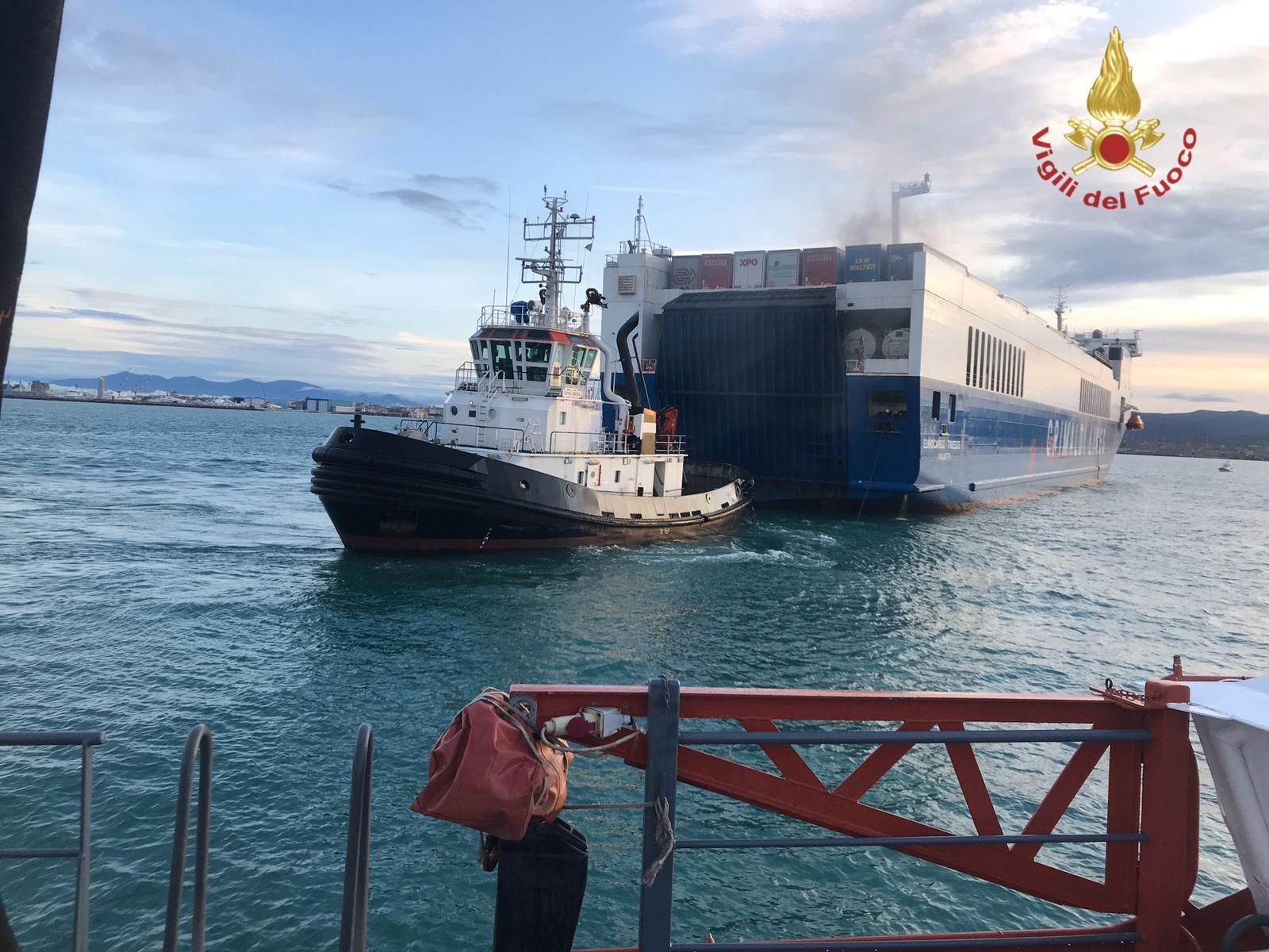 L'Eurocargo Trieste rimorchiato in porto (foto vigili del fuoco di Livorno)