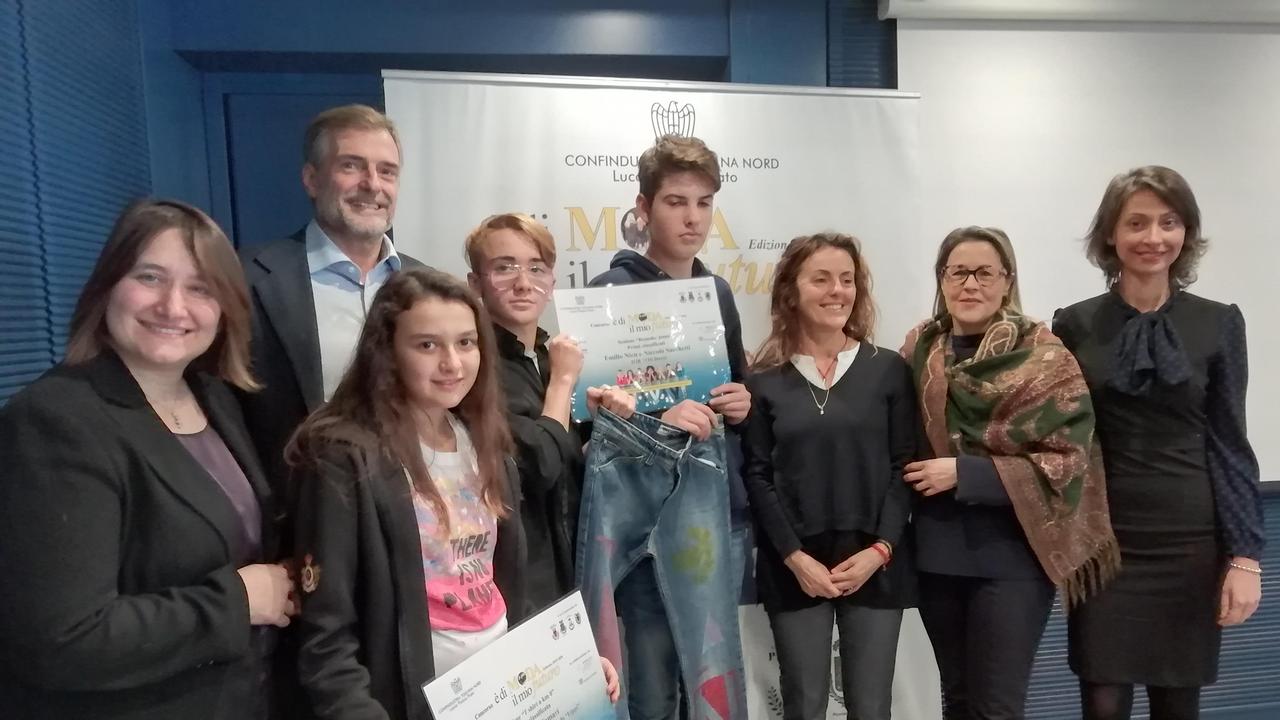 Francesca, Niccolò ed Emilio hanno vinto il concorso abbinato ai laboratori del Museo del Tessuto, selezionati da una giuria composta da Cavicchi, Francesco Marini (vice presidente di Confindustria Toscana Nord) e Daniela Degl’Innocenti, la conservatrice del museo.