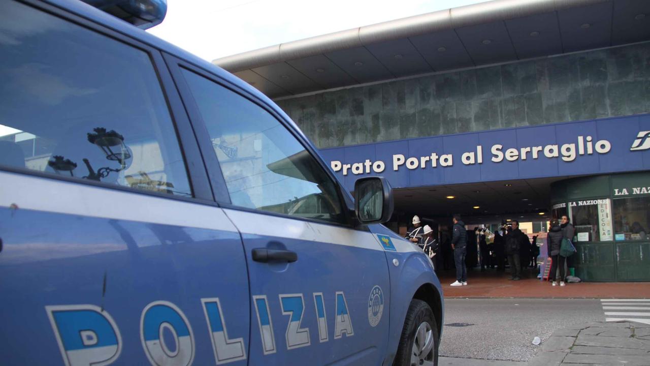 Una Volante della polizia davanti alla stazione del Serraglio