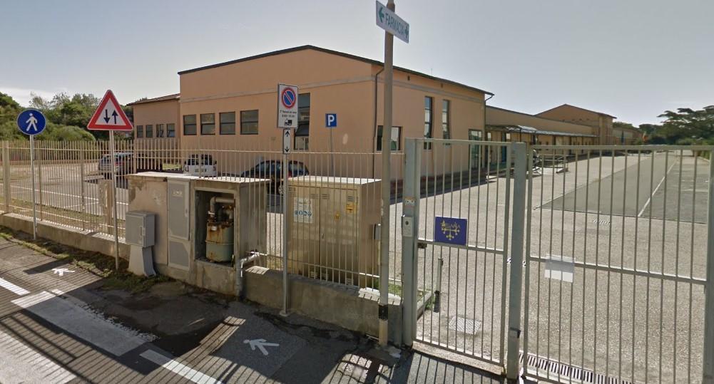 L'esterno dell'edificio che ospita la scuola elementare Viviani a Marina di Pisa