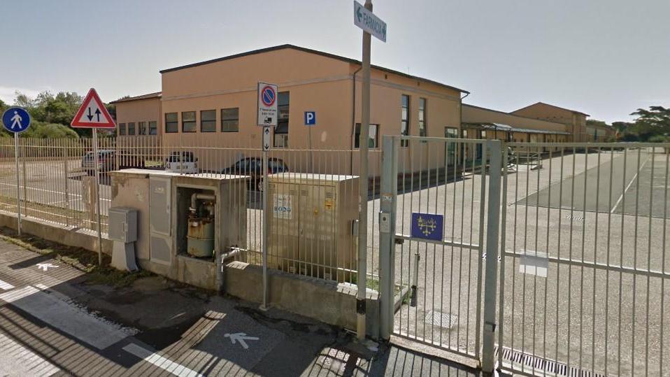 L'esterno dell'edificio che ospita la scuola elementare Viviani a Marina di Pisa