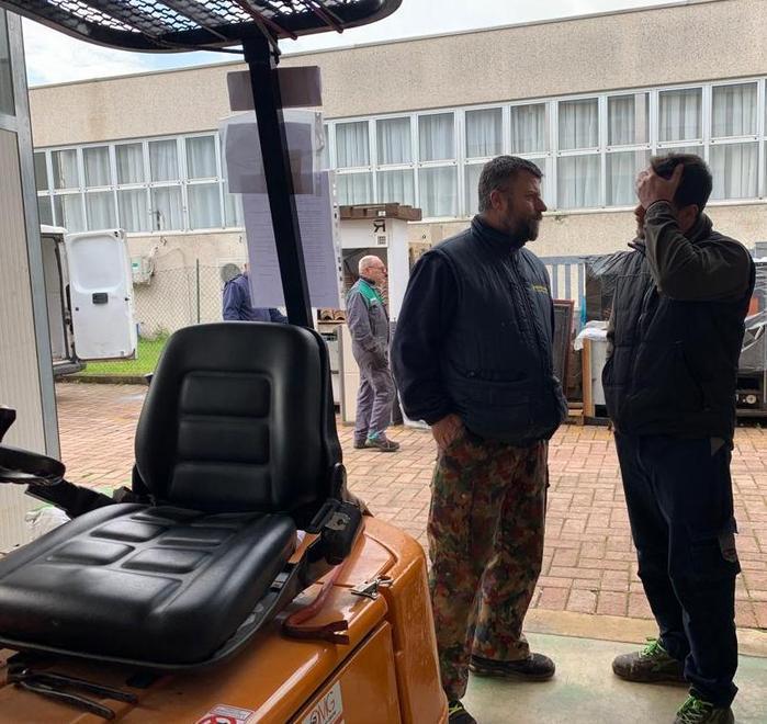 Il titolare (a destra) mentre parla con una persona all’esterno del negozio