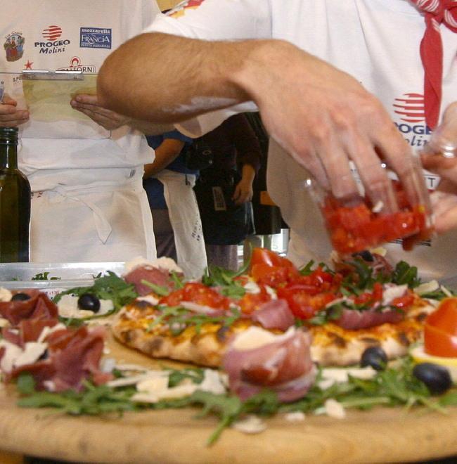 Pizze e menu clonati dal pizzaiolo cinese Polemica a Marina 
