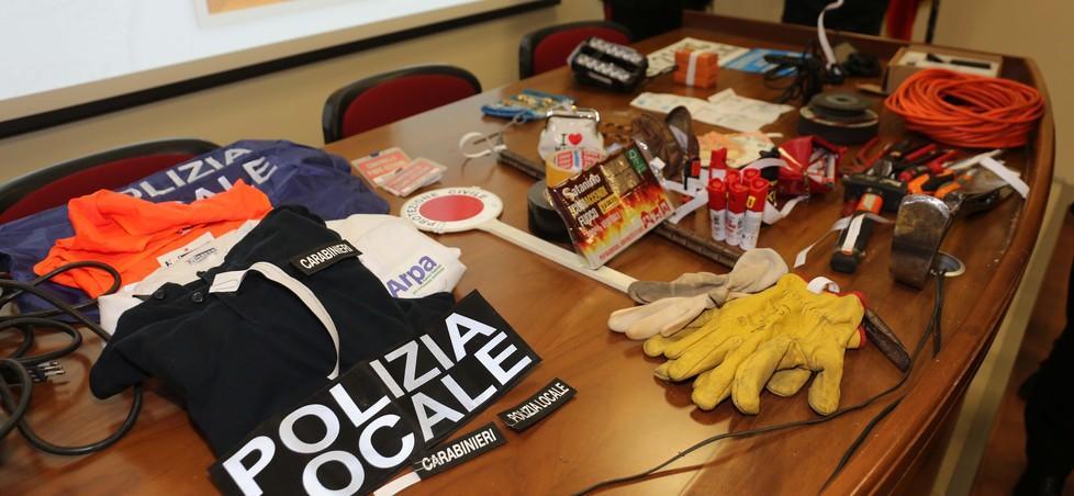 Reggio Emilia, restituiti i ricordi di una vita a un anziano vedovo truffato da due finti agenti della Municipale