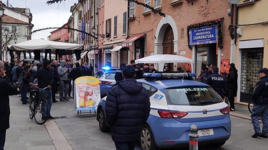 Reggio Emilia, lite e pugni in via Roma durante i mercatini: interviene la polizia