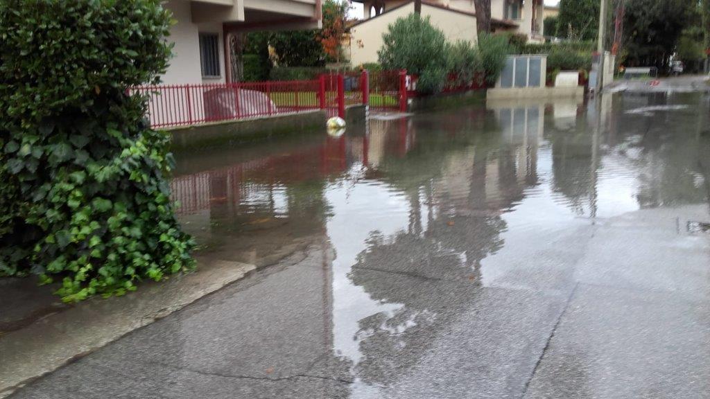 Strade allagate, i cittadini protestano in Comune