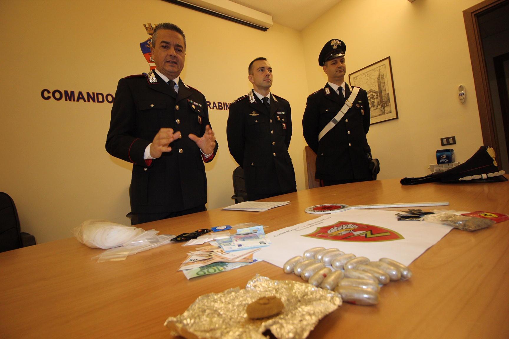 I carabinieri con la droga sequestrata