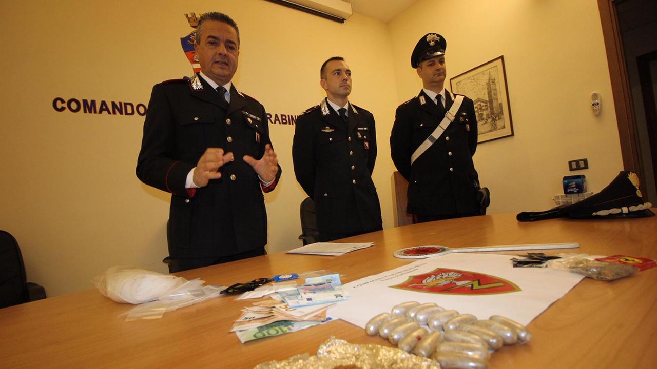 I carabinieri con la droga sequestrata