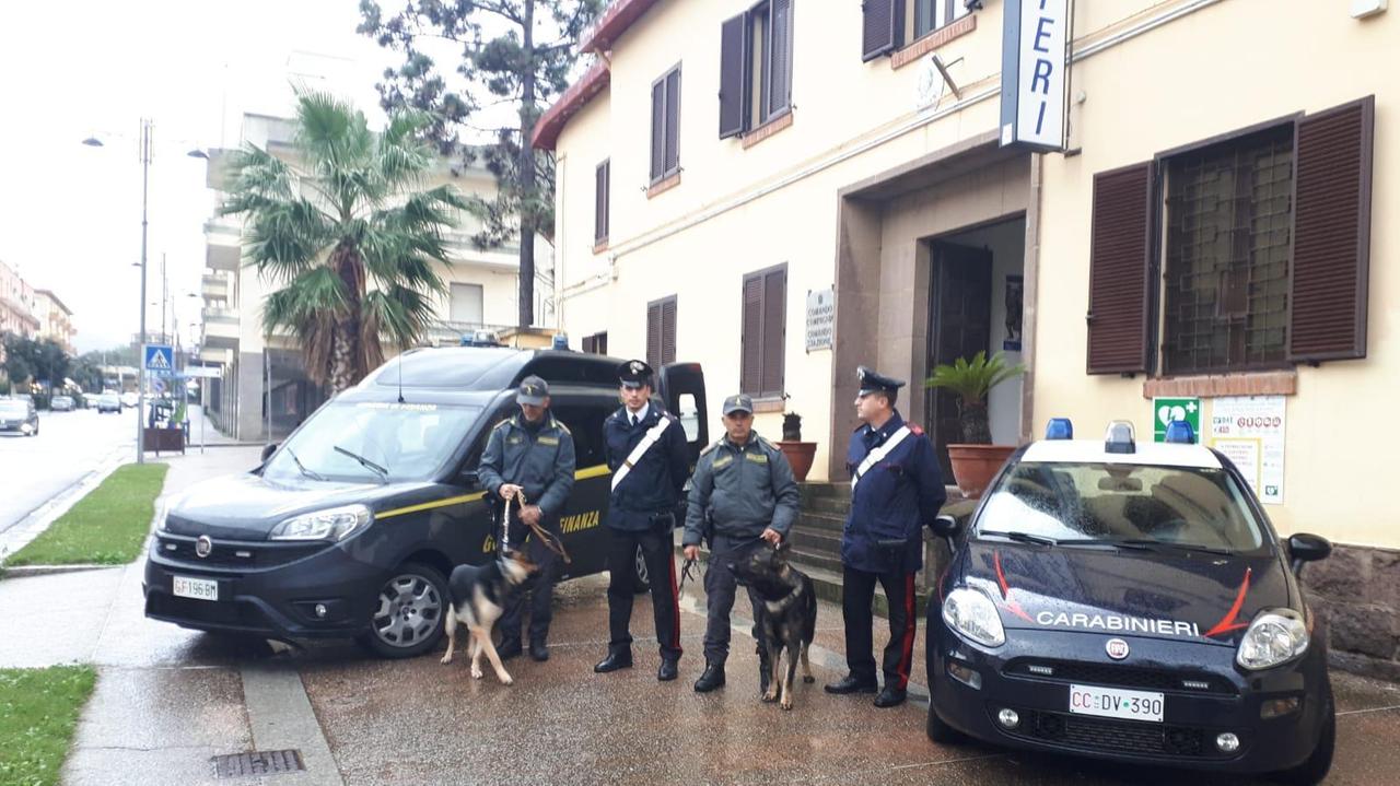 Carbonia, carabinieri trovano due ragazzi con la droga a scuola