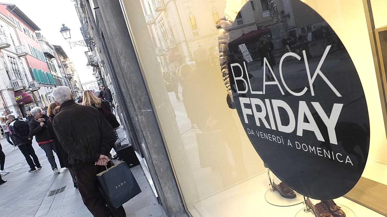 Arriva il Black Friday: Confcommercio mette in guardia i negozianti