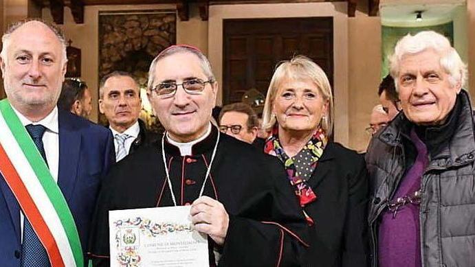 Da sinistra: il sindaco di Montignoso Gianni Lorenzetti, Monsignor Guglielmo Borghetti, l'assessore Giorgia Podestà e Antonio De Angeli