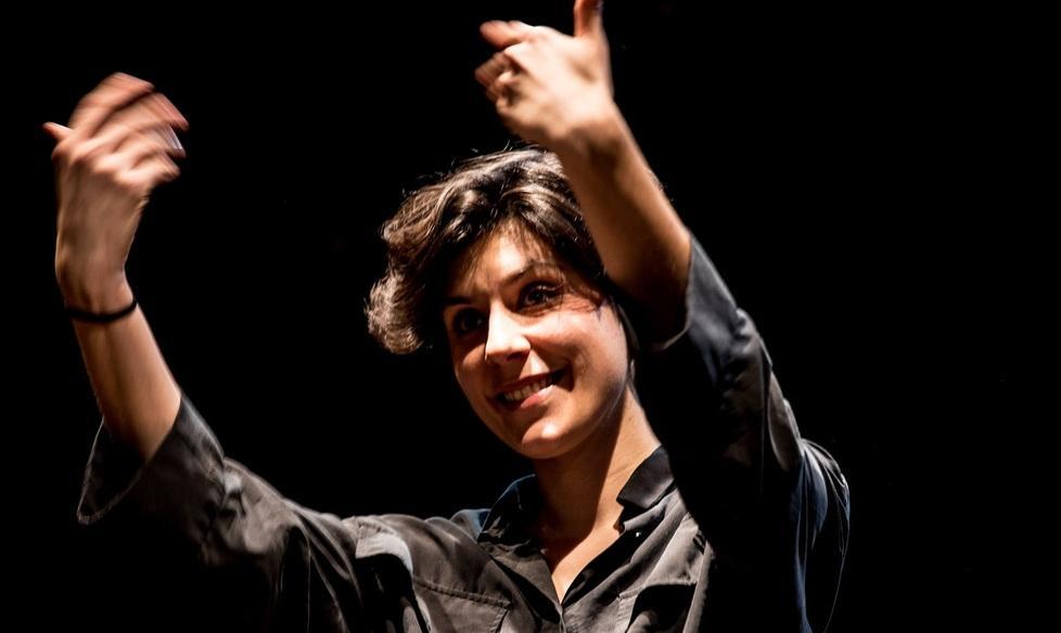 A San Felice «porto in scena con un sorriso i piccoli soprusi del quotidiano» 