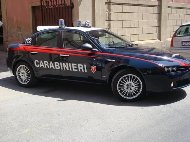 Ubriaco, non si ferma al posto di blocco e finisce fuori strada 