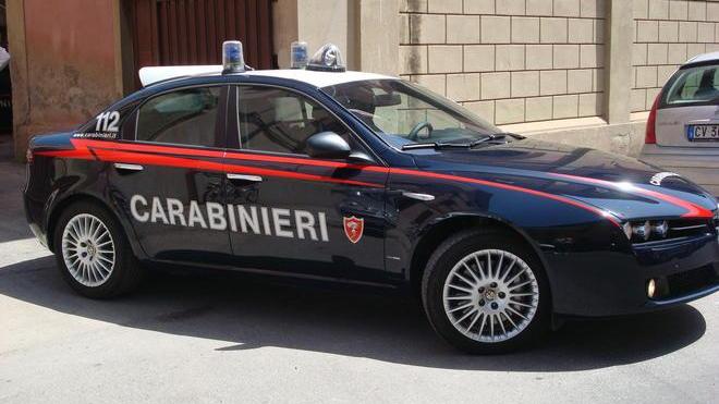 Ubriaco, non si ferma al posto di blocco e finisce fuori strada