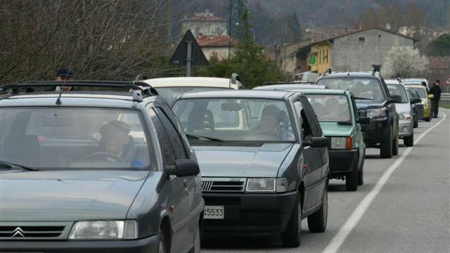 Paura al Fabbro, auto si ribalta