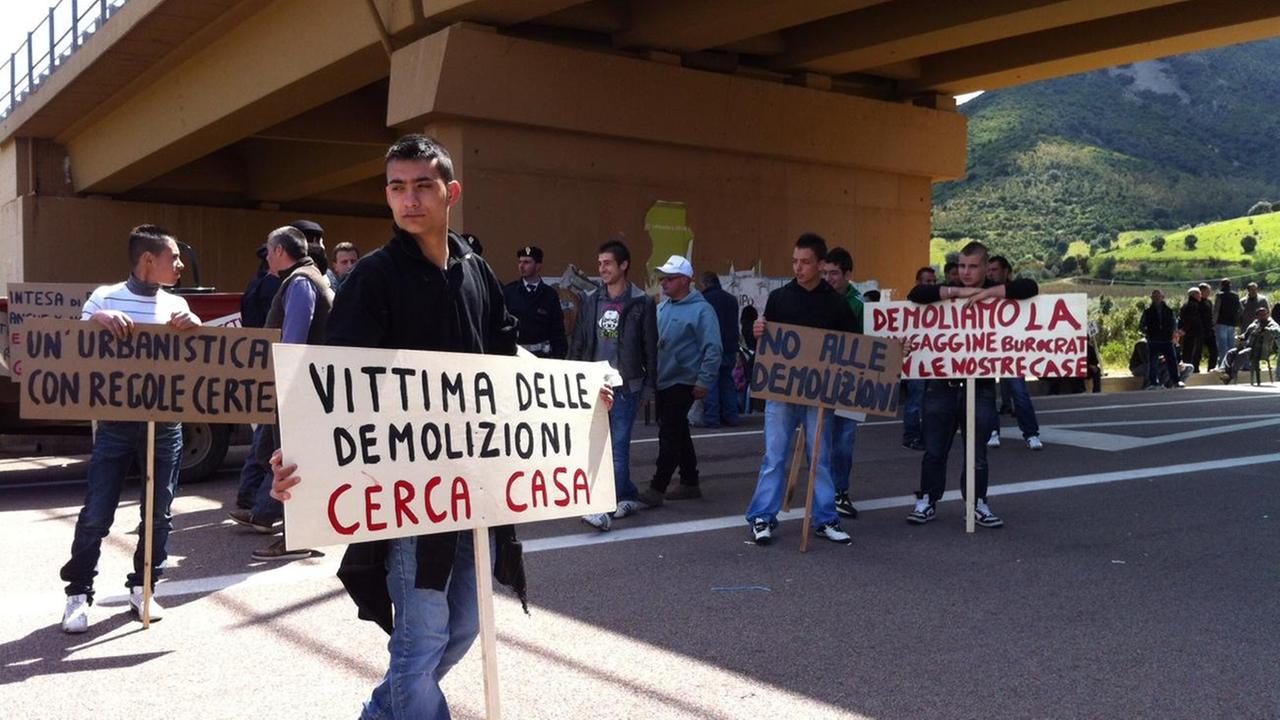 Abusi edilizi in Ogliastra, protesta sulla «125» contro le demolizioni 