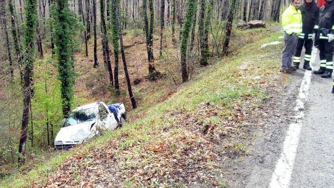L’auto finisce nella scarpata, donna muore sul colpo