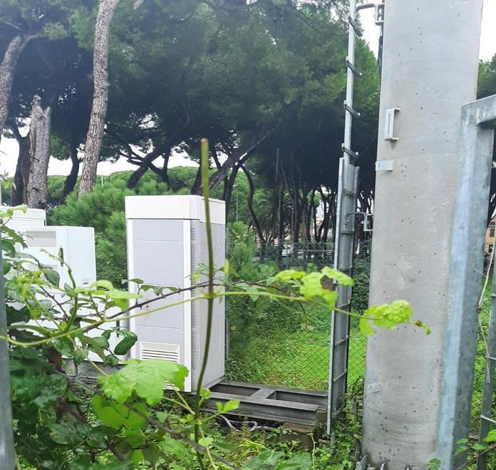 Degrado e incuria attorno all’antenna della telefonia 