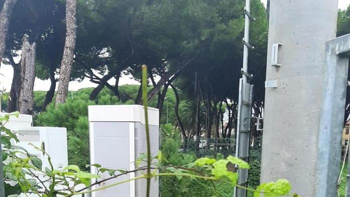 Degrado e incuria attorno all’antenna della telefonia