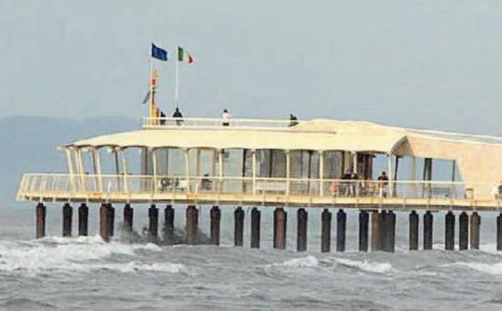 Inaugura il bar sul pontile