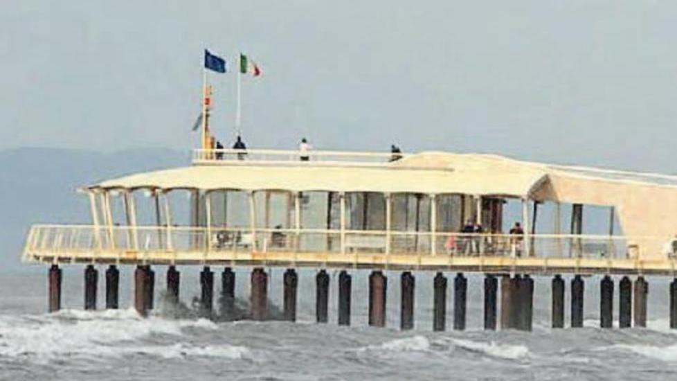 Inaugura il bar sul pontile