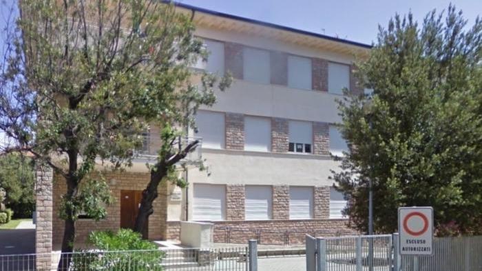 Studenti lasciati in strada Il Comune chiude via Speri
