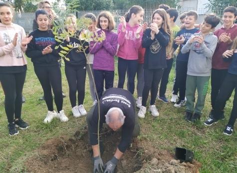 Alla scuola Pascoli la piccola cerimonia per la festa dell’albero