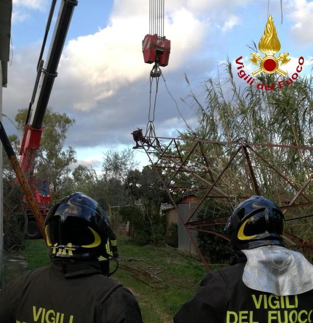 Una pompa a vento si abbatte su una casa