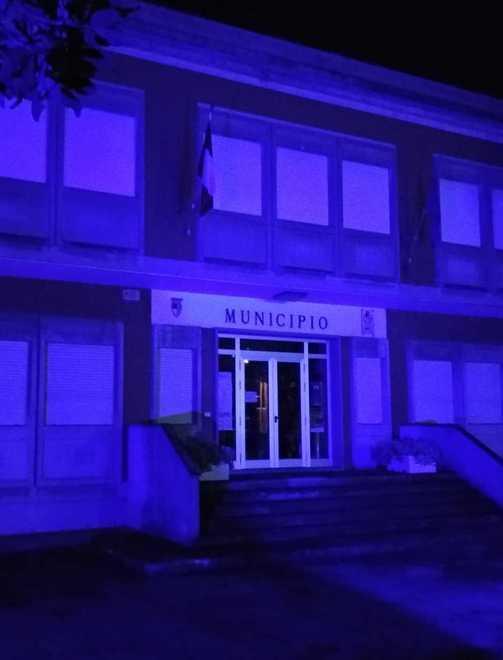 Per i diritti dei bambini gli edifici tutti blu E i cittadini apprezzano