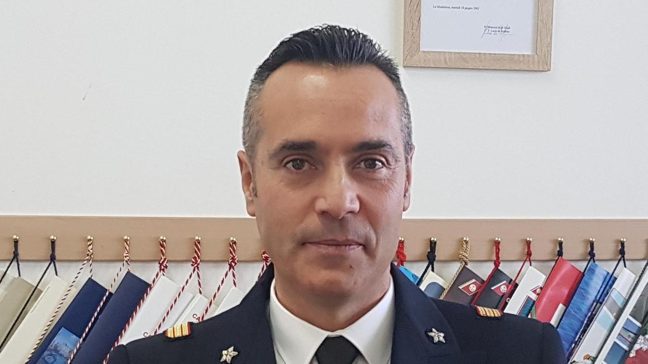 Cambio della guardia al porto Antonio Secchi comandante