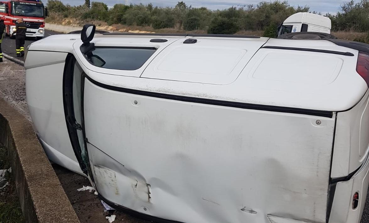 Furgone si rovescia sulla camionale
