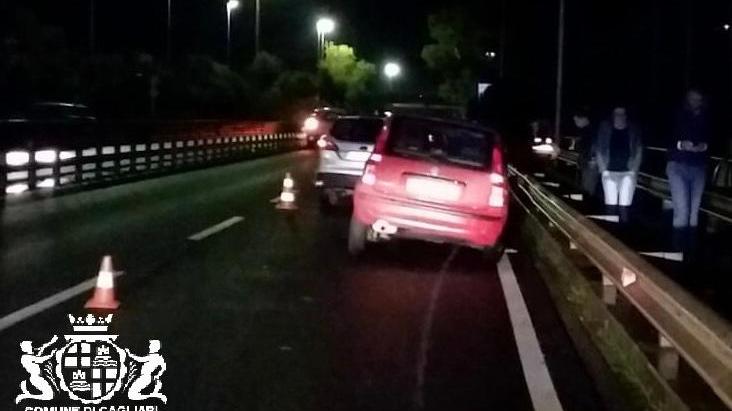 Cagliari, con l'auto contro il guard rail sull'asse mediano: un ferito