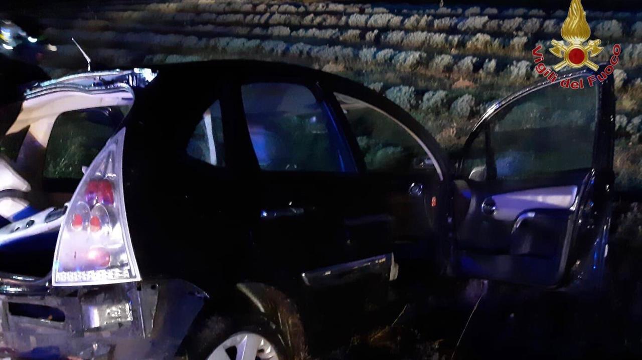 Santa Luce, auto finisce fuori strada: quattro feriti