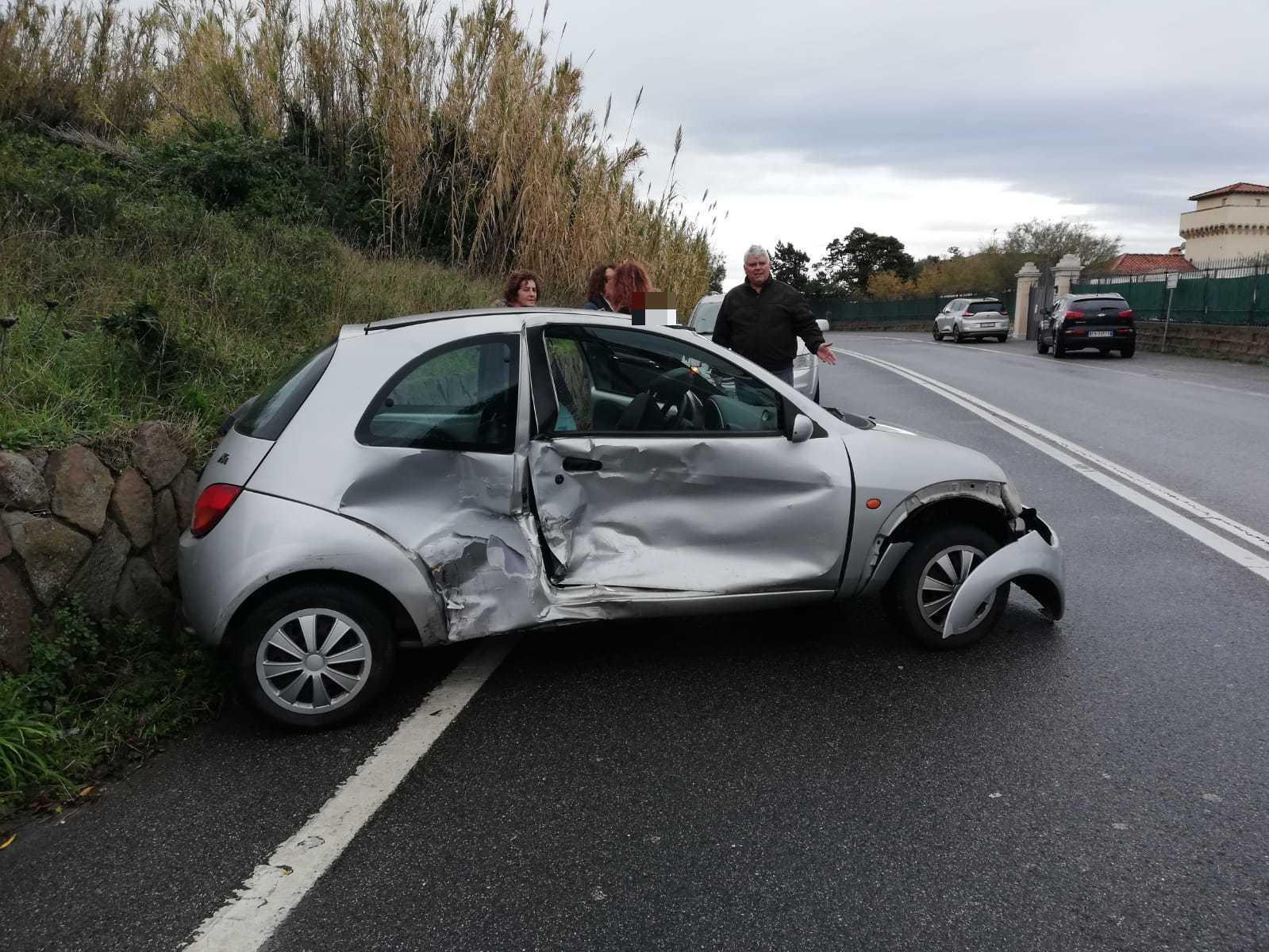 La Ford Ka danneggiata dopo l'incidente