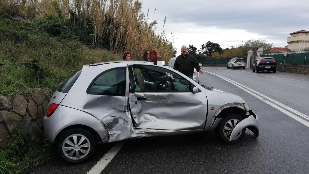 La Ford Ka danneggiata dopo l'incidente