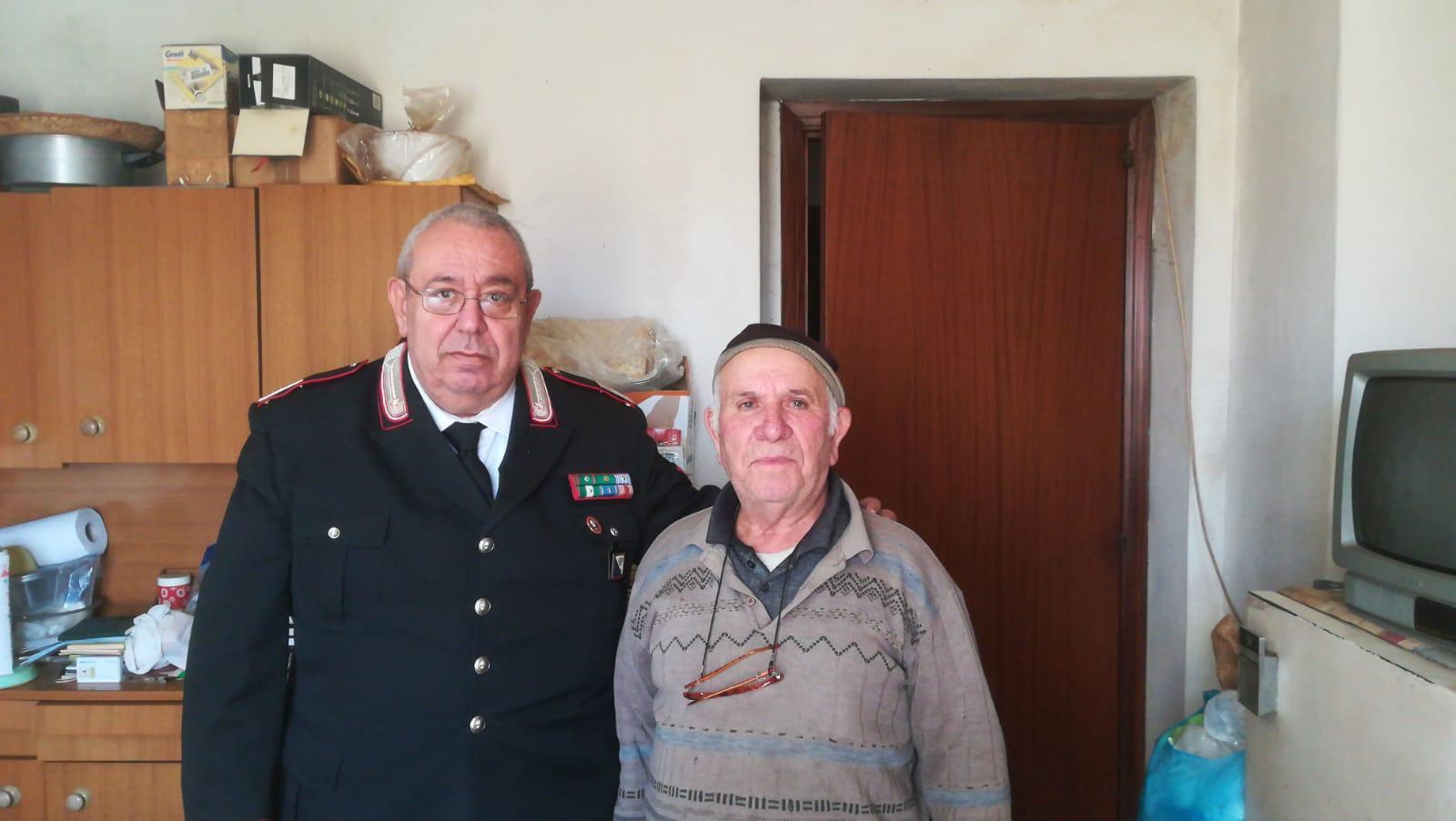 Il luogotenente Salvatore Basile con l'allevatore Cesare Carta