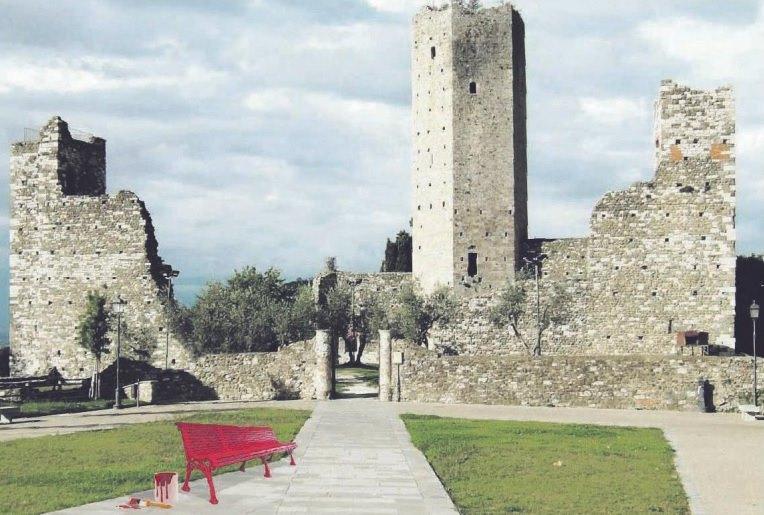Il fotomontaggio del Tirreno: la panchina rossa alla rocca di Serravalle Pistoiese