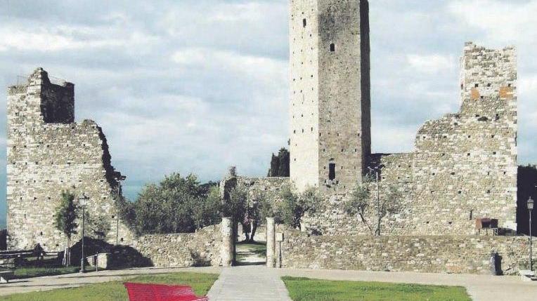 Il fotomontaggio del Tirreno: la panchina rossa alla rocca di Serravalle Pistoiese