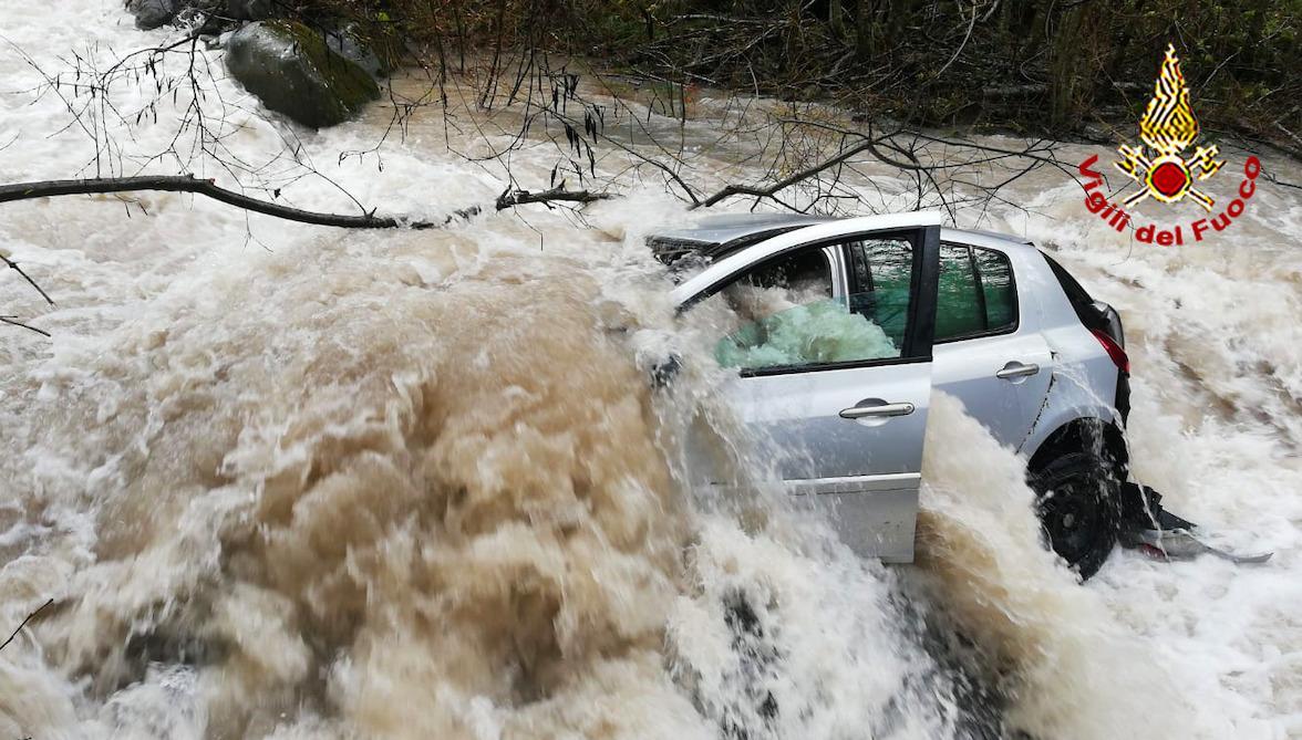 Salvata dall'auto trascinata via dalle acque del canale 