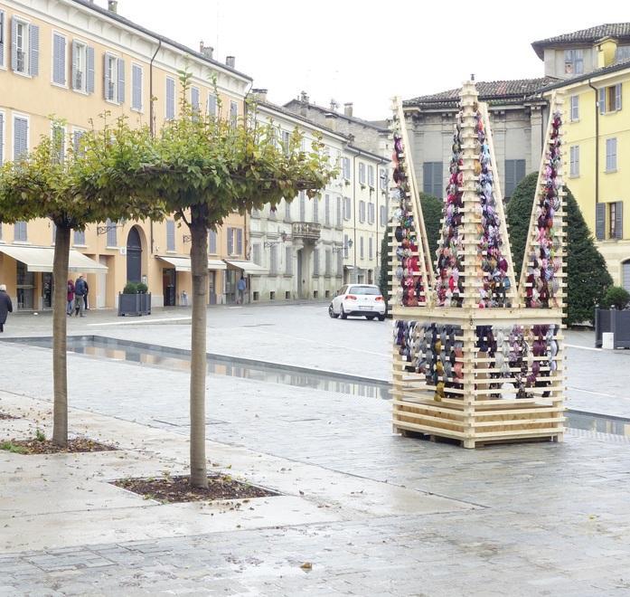 Un’invasione di lettere giganti per creare un “Ornamento” e collegare le sedi della mostra 