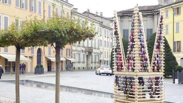 Un’invasione di lettere giganti per creare un “Ornamento” e collegare le sedi della mostra