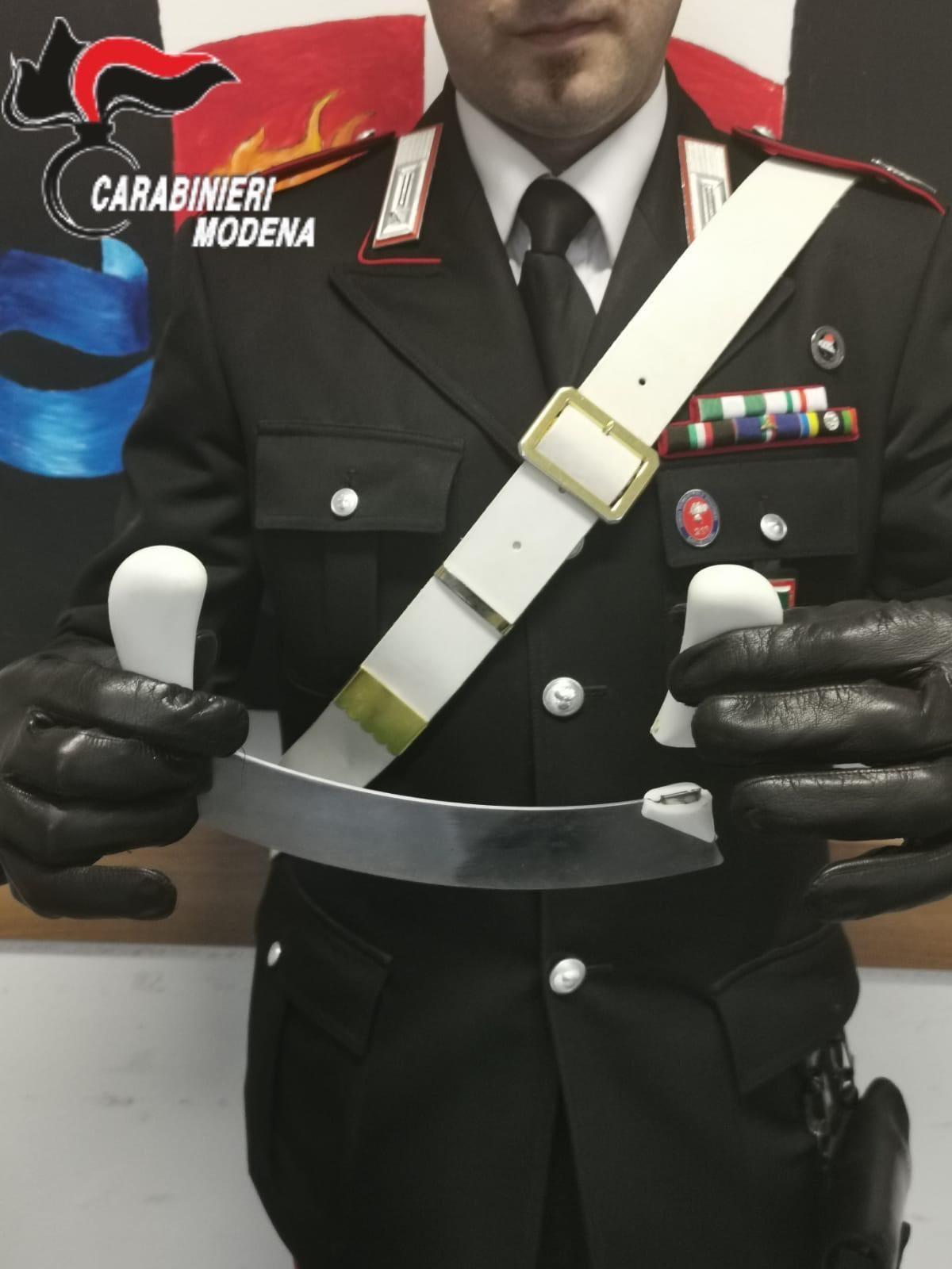 Carpi, aggredisce brutalmente i genitori: arrestato